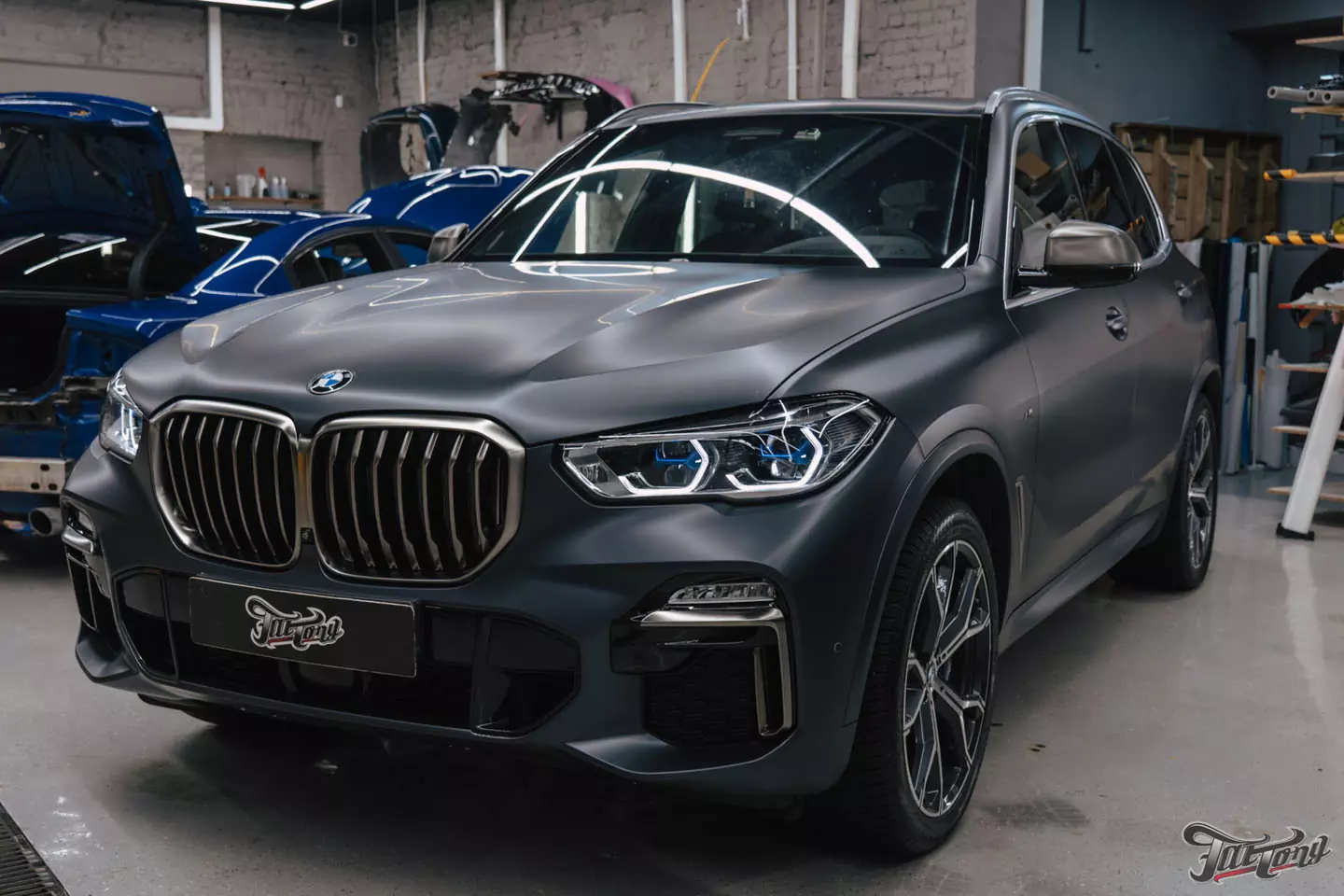 Перетянули потолок и руль на BMW X5